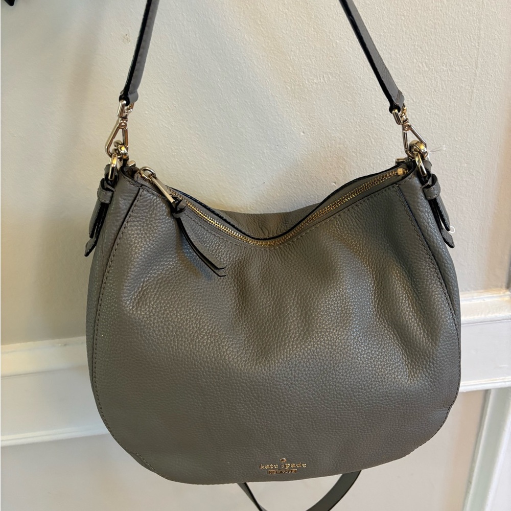 Kate spade bag with shoulder and crossbody strap in gray, in great condition